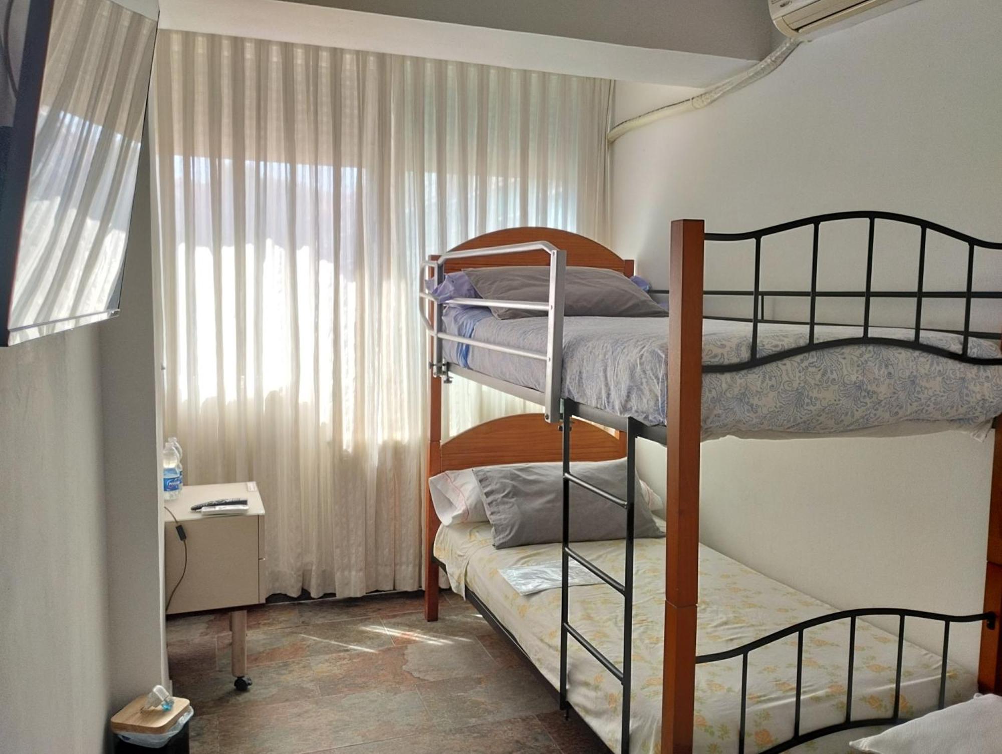 Habitaciones Individuales En Apartamento Мадрид Екстер'єр фото
