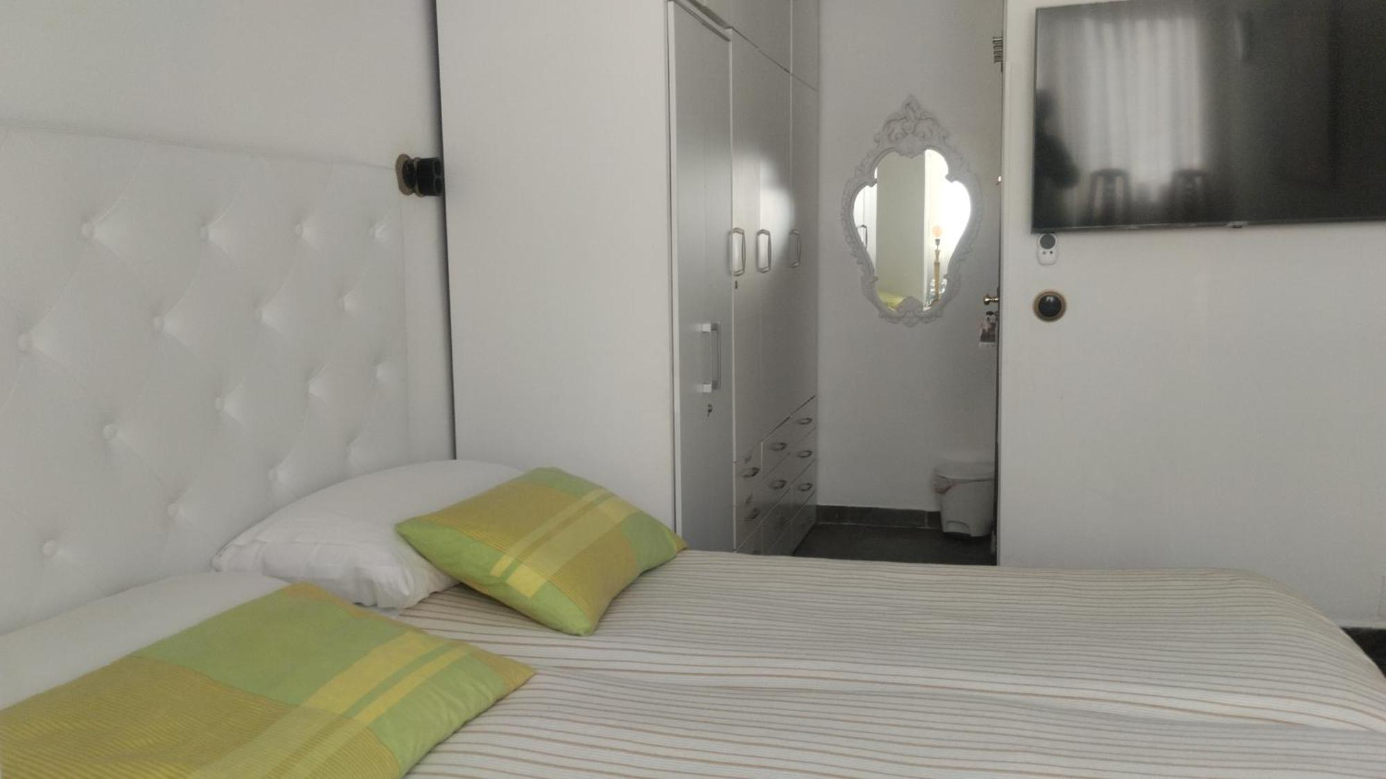 Habitaciones Individuales En Apartamento Мадрид Екстер'єр фото